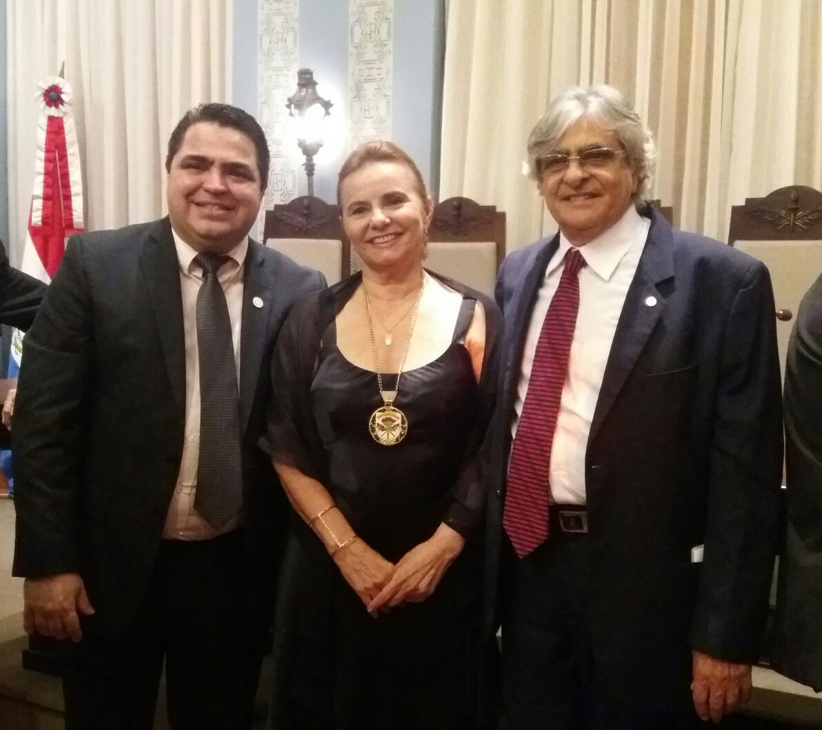Reitor prestigia a condecoração do ex-reitor da Ufam (D) como novo membro da AAL. Na foto, a presidente da Academia, prof. Rosa Brito, ao centro